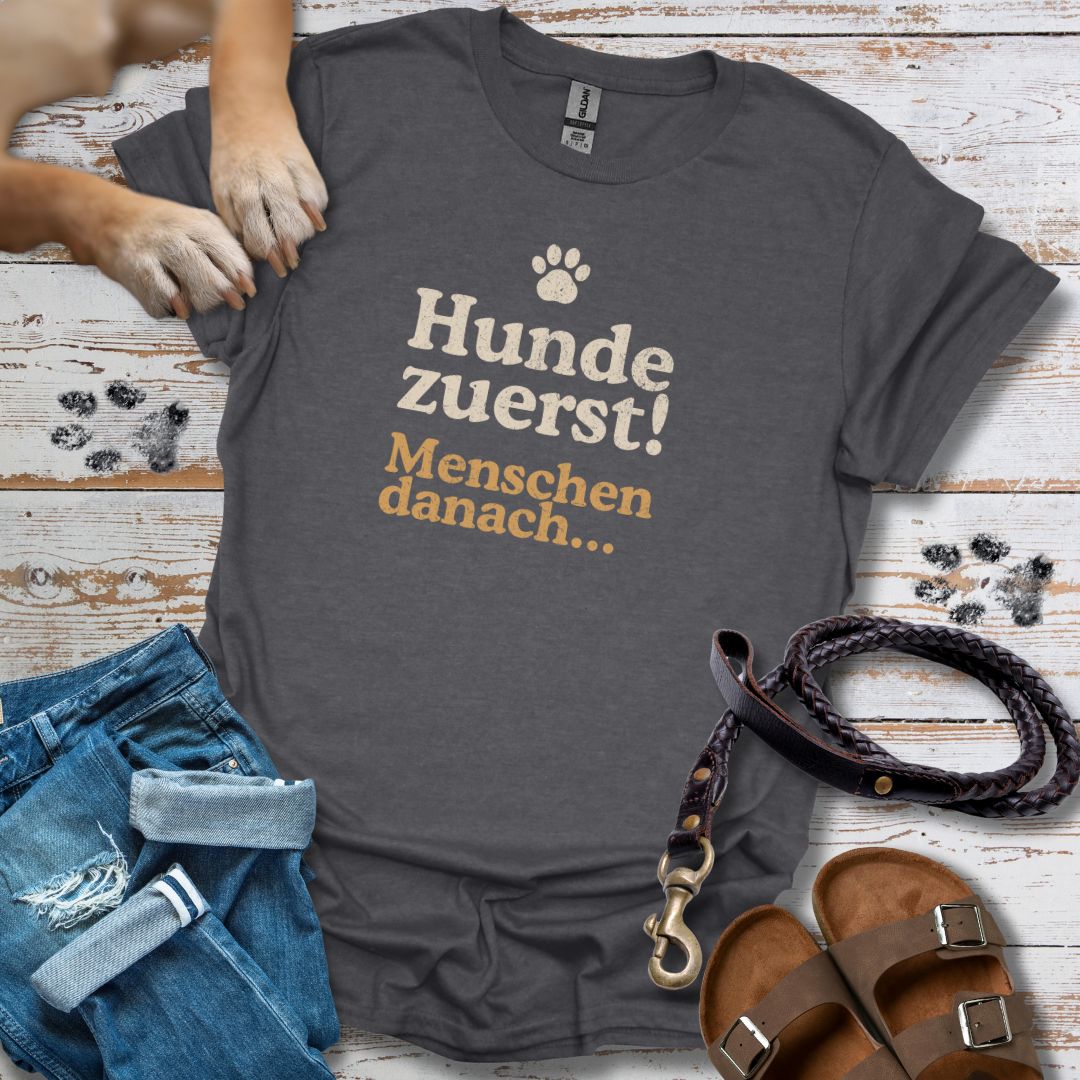 Hunde zuerst! - Menschen danach... - T-Shirt Unisex Classic Fit - Bequemer Klassiker