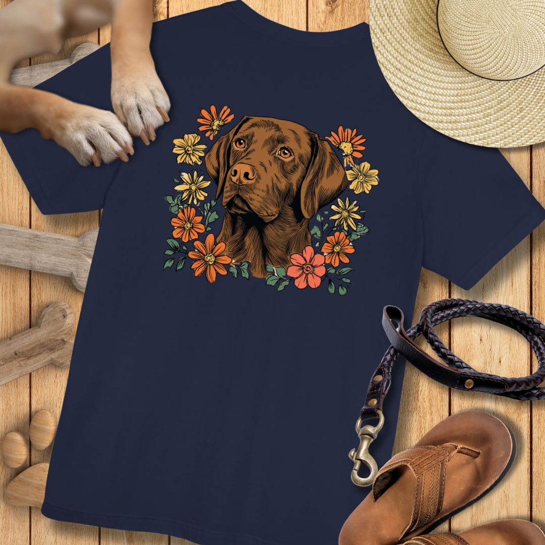 Labrador in Blumen - Nur Hinten - T-Shirt Unisex Modern Fit - Weich & Leicht