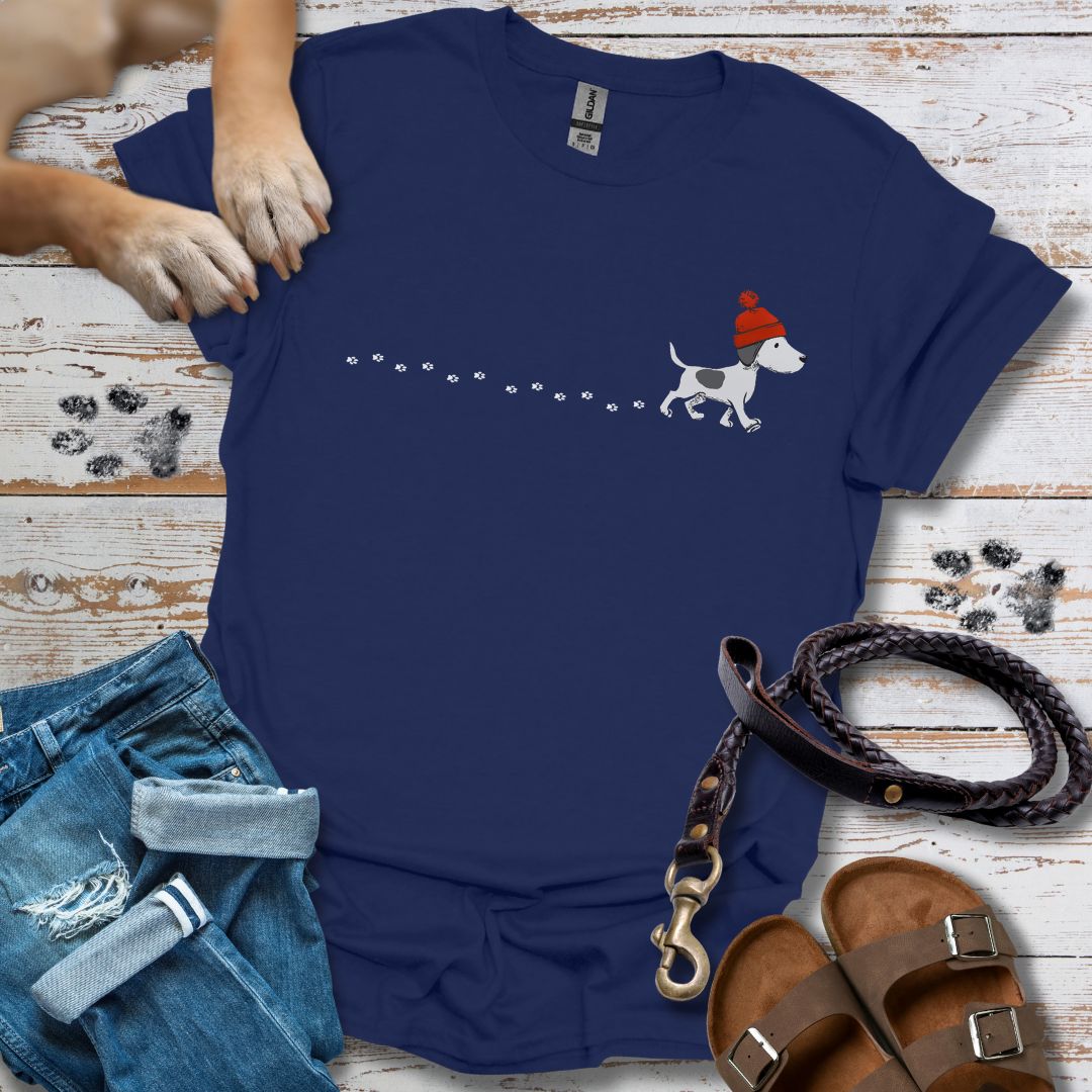 Kleiner Hund im Schnee - T-Shirt Unisex Relaxed Fit