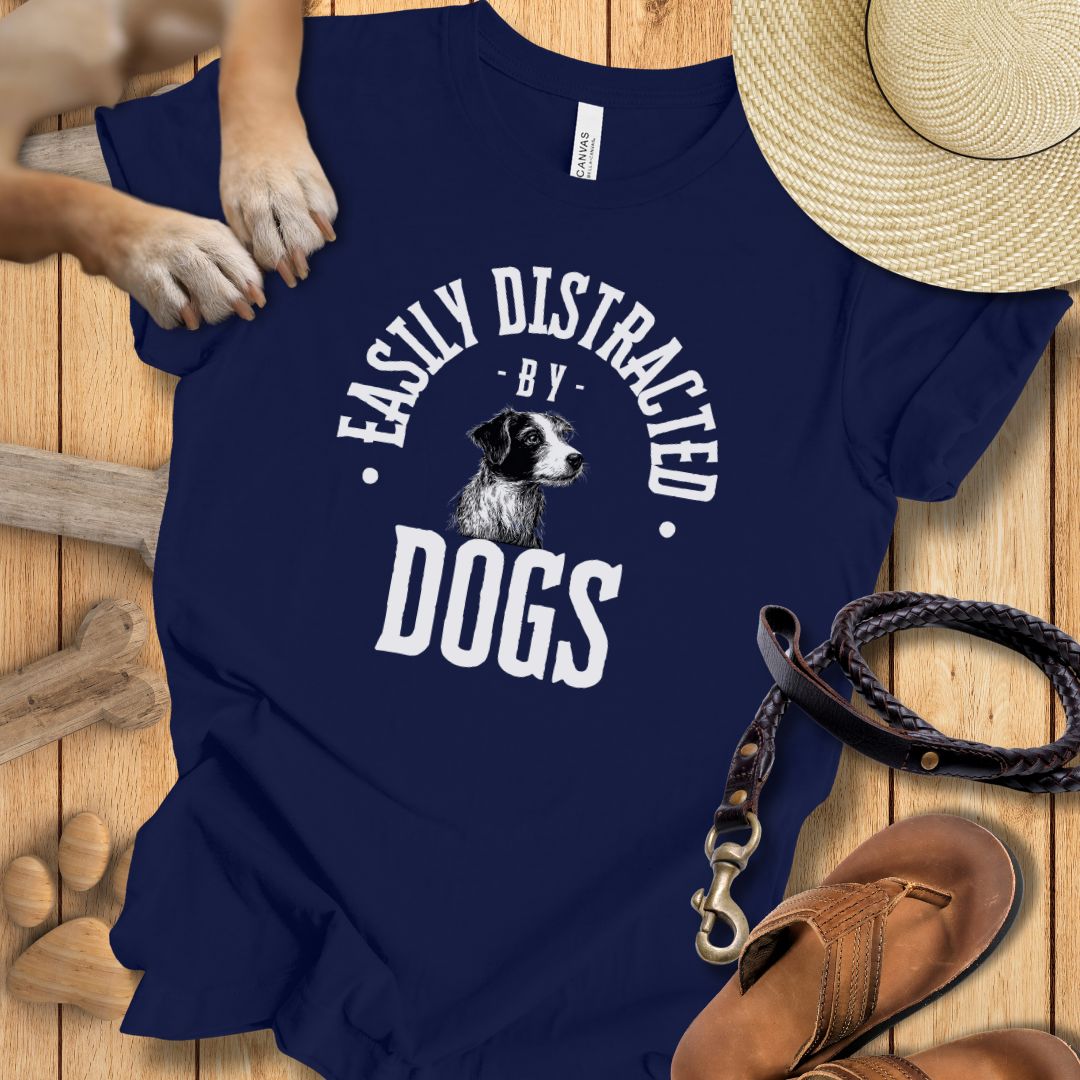 Easily Distracted By Dogs - T-Shirt Unisex Modern Fit - Weich & Leicht