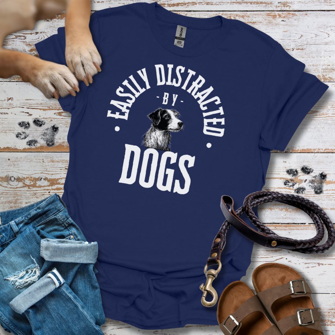 Easily Distracted by Dogs - T-Shirt Unisex Classic Fit - Bequemer Klassiker