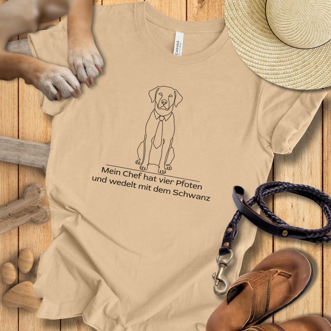 Mein Chef hat vier Pfoten und wedelt mit dem Schwanz - T-Shirt Unisex Modern Fit - Weich & Leicht