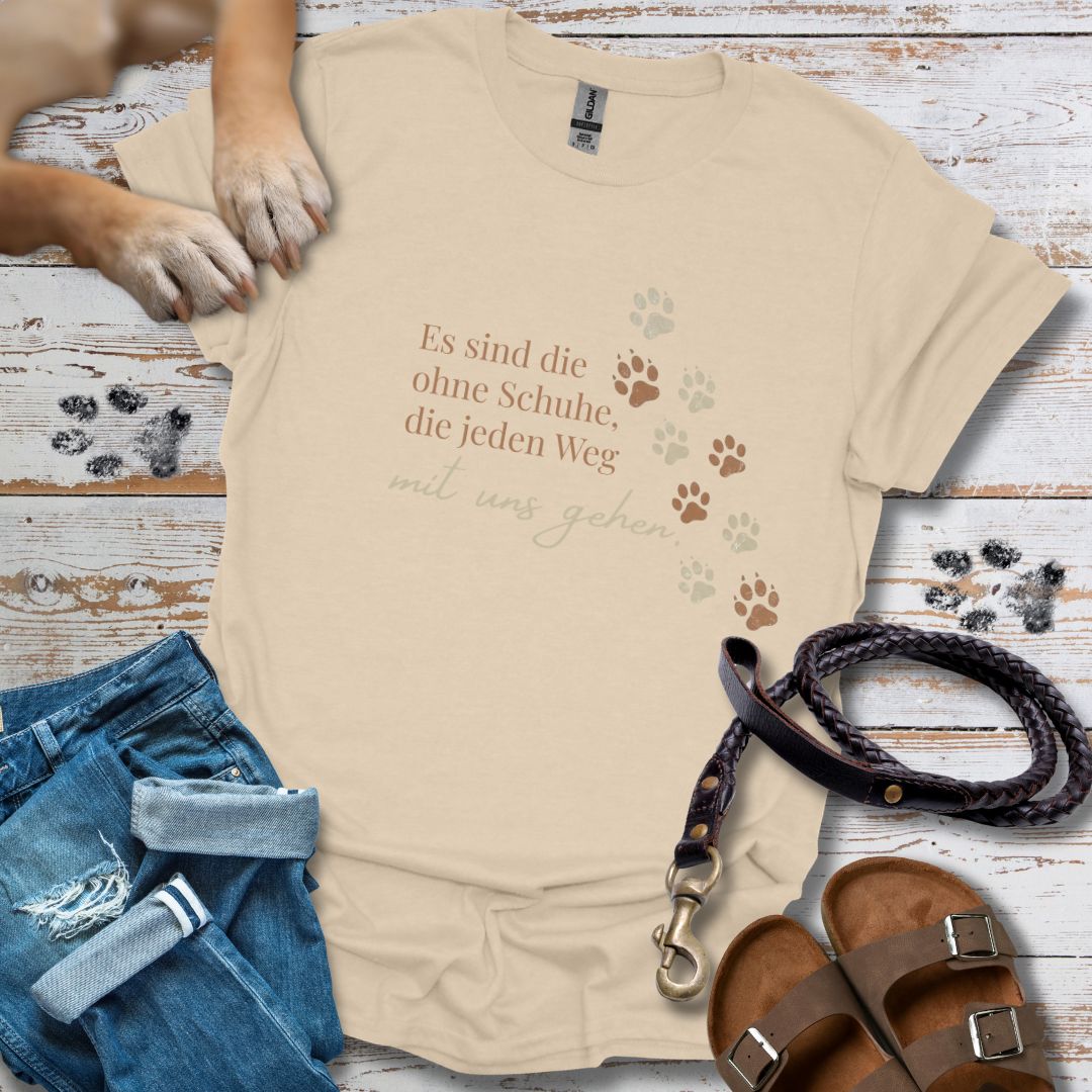 Es sind die ohne Schuhe, die jeden Weg mit uns gehen - T-Shirt Unisex Classic Fit - Bequemer Klassiker