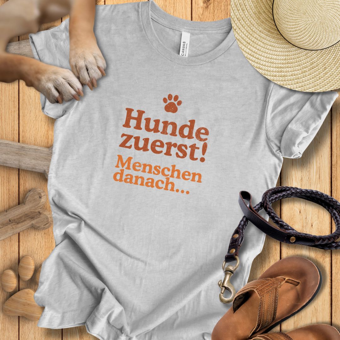 Hunde zuerst! - Menschen danach... - T-Shirt Unisex Modern Fit - Weich & Leicht