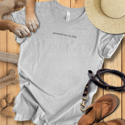 powered by my dog. - T-Shirt Unisex Modern Fit - Weich & Leicht