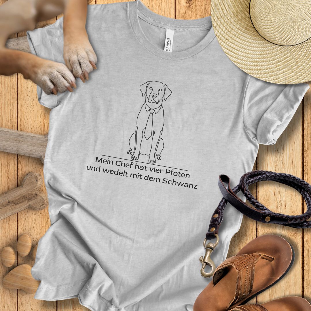Mein Chef hat vier Pfoten und wedelt mit dem Schwanz -  T-Shirt Unisex Modern Fit - Weich & Leicht