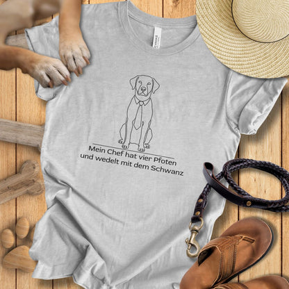 Mein Chef hat vier Pfoten und wedelt mit dem Schwanz -  T-Shirt Unisex Modern Fit - Weich & Leicht