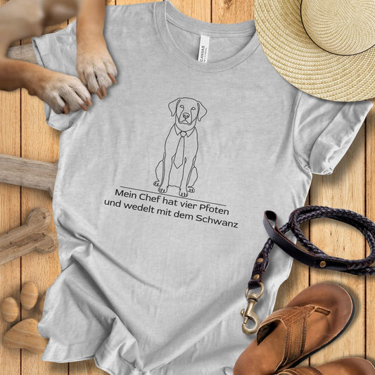 Mein Chef hat vier Pfoten und wedelt mit dem Schwanz -  T-Shirt Unisex Modern Fit - Weich & Leicht