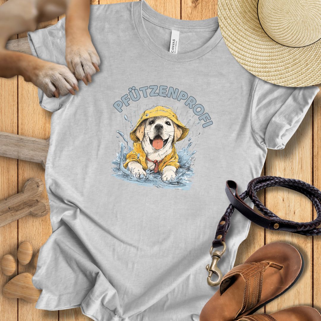 T‑Shirt des Monats November "Pfützenprofi" - T-Shirt Unisex Modern Fit - Weich & Leicht