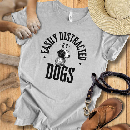 Easily Distracted By Dogs - T-Shirt Unisex Modern Fit - Weich & Leicht