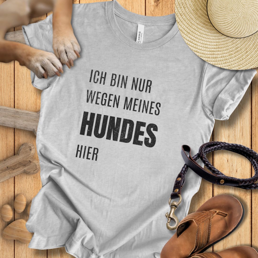 Ich bin nur wegen meines Hundes hier - T-Shirt Unisex Modern Fit - Weich & Leicht