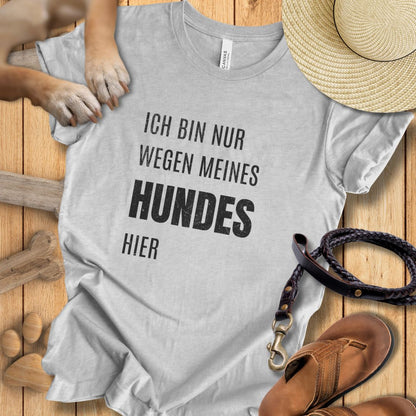 Ich bin nur wegen meines Hundes hier - T-Shirt Unisex Modern Fit - Weich & Leicht