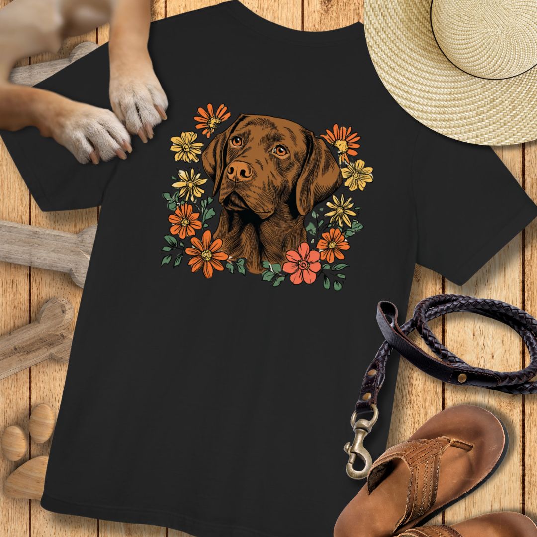 Labrador in Blumen - Nur Hinten - T-Shirt Unisex Modern Fit - Weich & Leicht