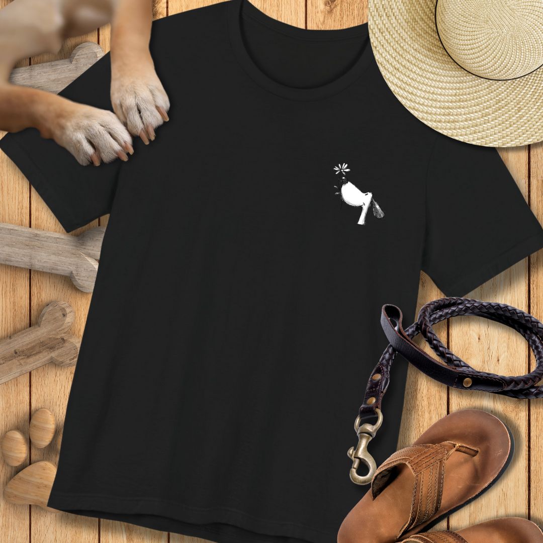 Kleiner Hund mit Blume - Vorne & Hinten - T-Shirt Unisex Modern Fit - Weich & Leicht