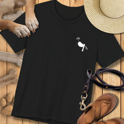 Kleiner Hund mit Blume - Vorne & Hinten - T-Shirt Unisex Modern Fit - Weich & Leicht