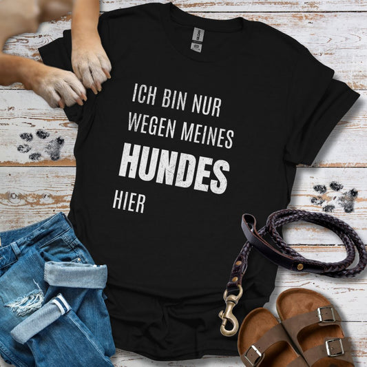 Ich bin nur wegen meines Hundes hier - T-Shirt Unisex Classic Fit - Bequemer Klassiker