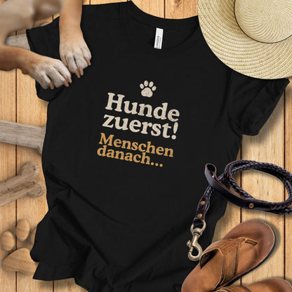 Hunde zuerst! - Menschen danach... - T-Shirt Unisex Modern Fit - Weich & Leicht