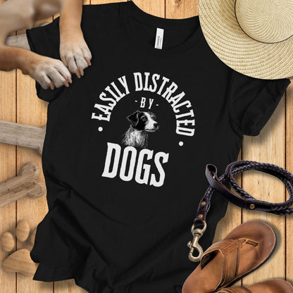 Easily Distracted By Dogs - T-Shirt Unisex Modern Fit - Weich & Leicht