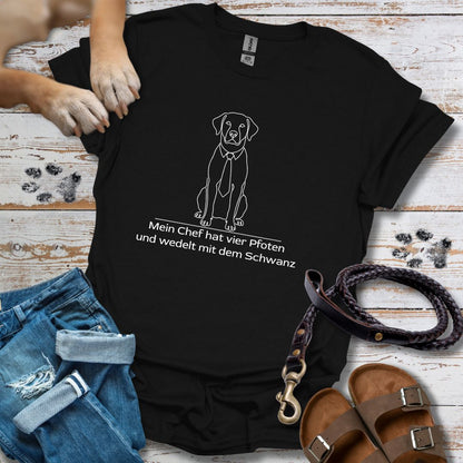 Mein Chef hat vier Pfoten und wedelt mit dem Schwanz - T-Shirt Unisex Classic Fit - Bequemer Klassiker