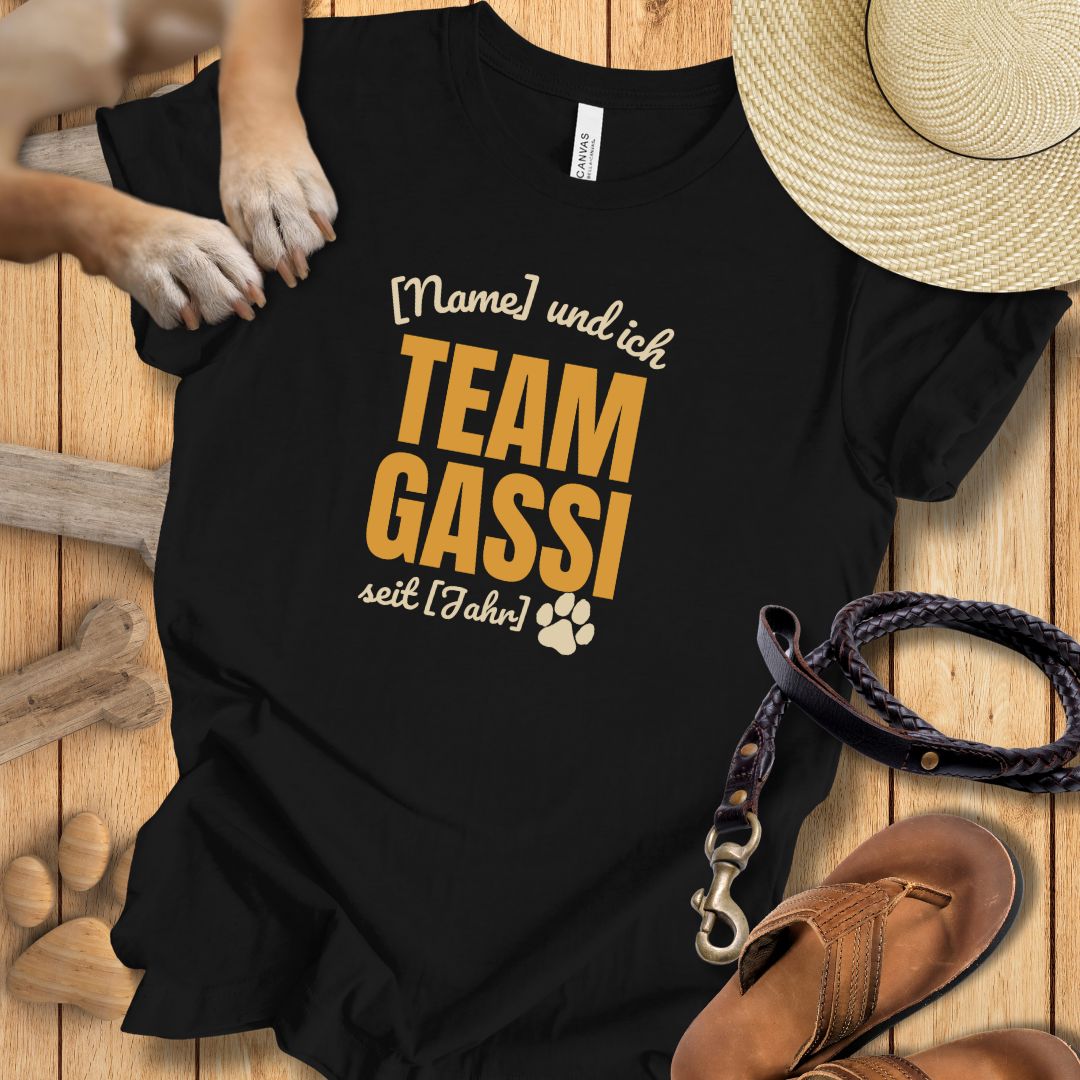Team Gassi Personalisierbar - T-Shirt Unisex Modern Fit - Weich & Leicht