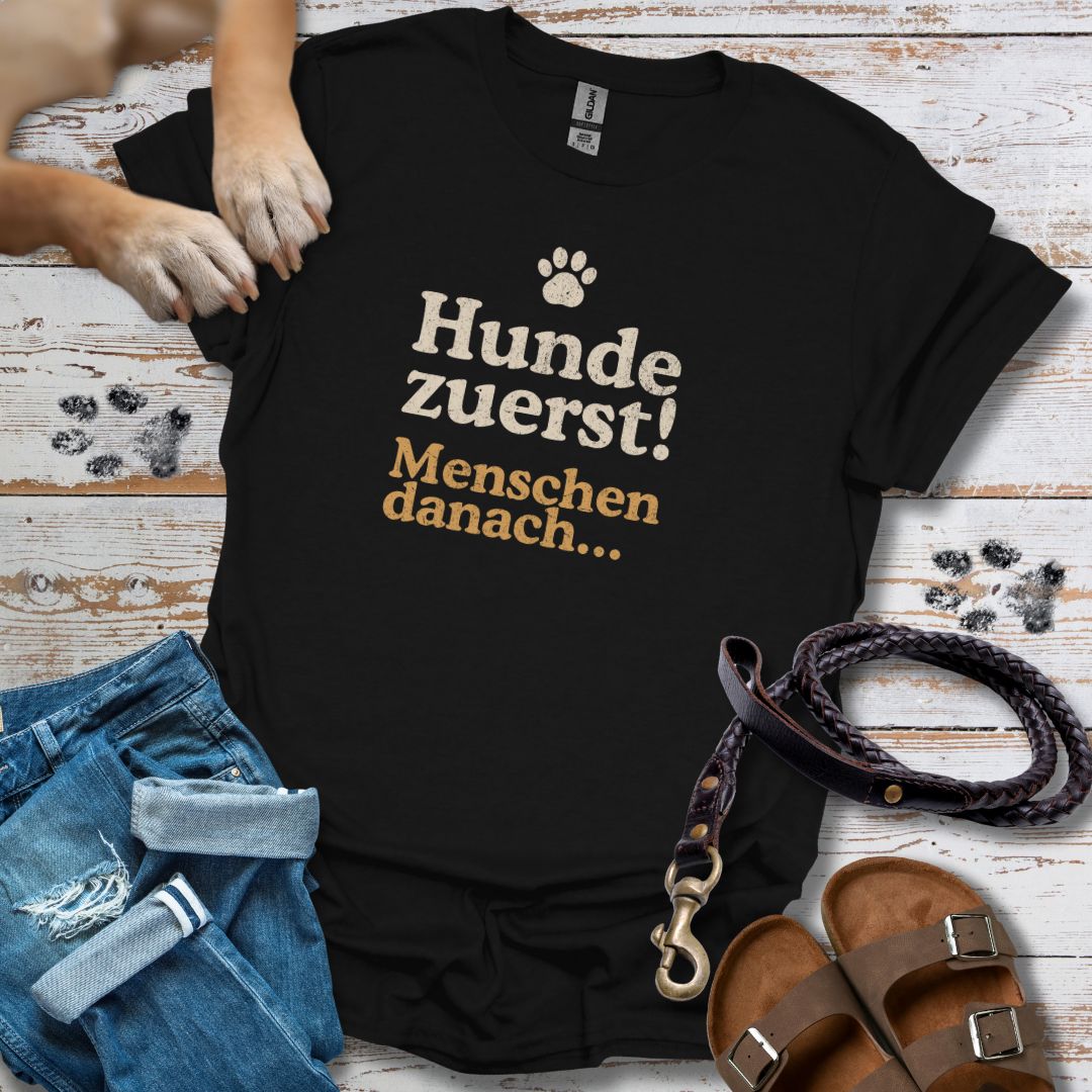 Hunde zuerst! - Menschen danach... - T-Shirt Unisex Classic Fit - Bequemer Klassiker