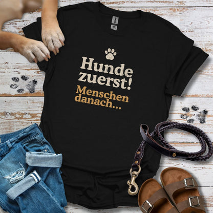Hunde zuerst! - Menschen danach... - T-Shirt Unisex Classic Fit - Bequemer Klassiker
