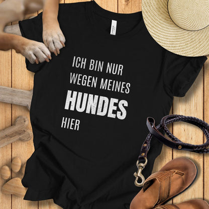 Ich bin nur wegen meines Hundes hier - T-Shirt Unisex Modern Fit - Weich & Leicht