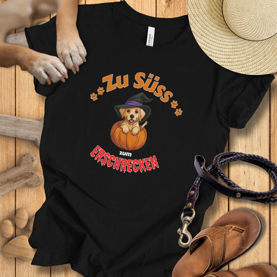 T‑Shirt des Monats Oktober "Zu Süss zum Erschrecken" - Halloween- T-Shirt Unisex Modern Fit - Weich & Leicht