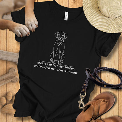 Mein Chef hat vier Pfoten und wedelt mit dem Schwanz -  T-Shirt Unisex Modern Fit - Weich & Leicht