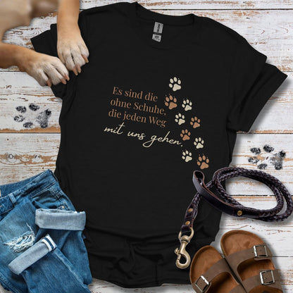 Es sind die ohne Schuhe, die jeden Weg mit uns gehen - T-Shirt Unisex Classic Fit - Bequemer Klassiker