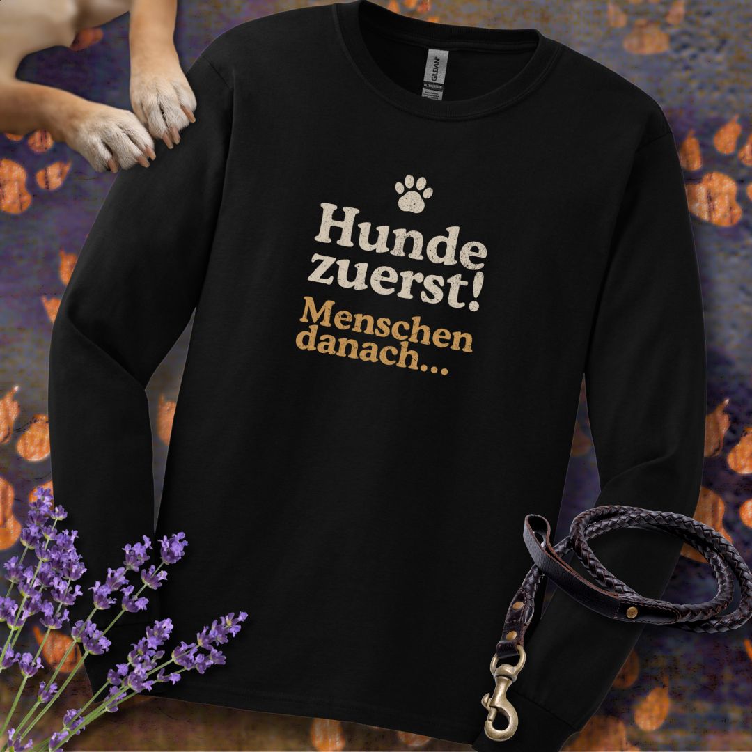Hunde zuerst! Menschen danach... - Unisex Longsleeve Classic Fit