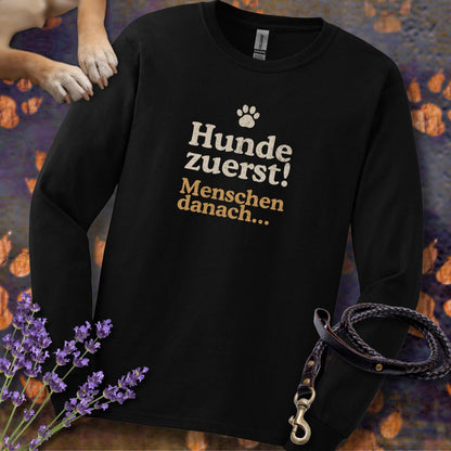 Hunde zuerst! Menschen danach... - Unisex Longsleeve Classic Fit
