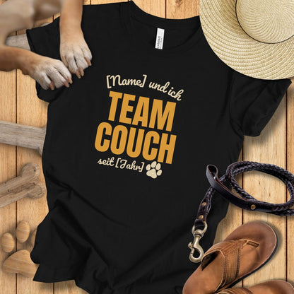 Team Couch Personalisierbar - T-Shirt Unisex Modern Fit - Weich & Leicht