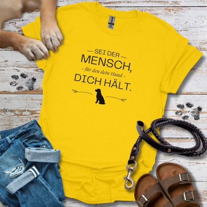 Sei der Mensch, für den dein Hund dich hält - T-Shirt Unisex Classic Fit - Bequemer Klassiker