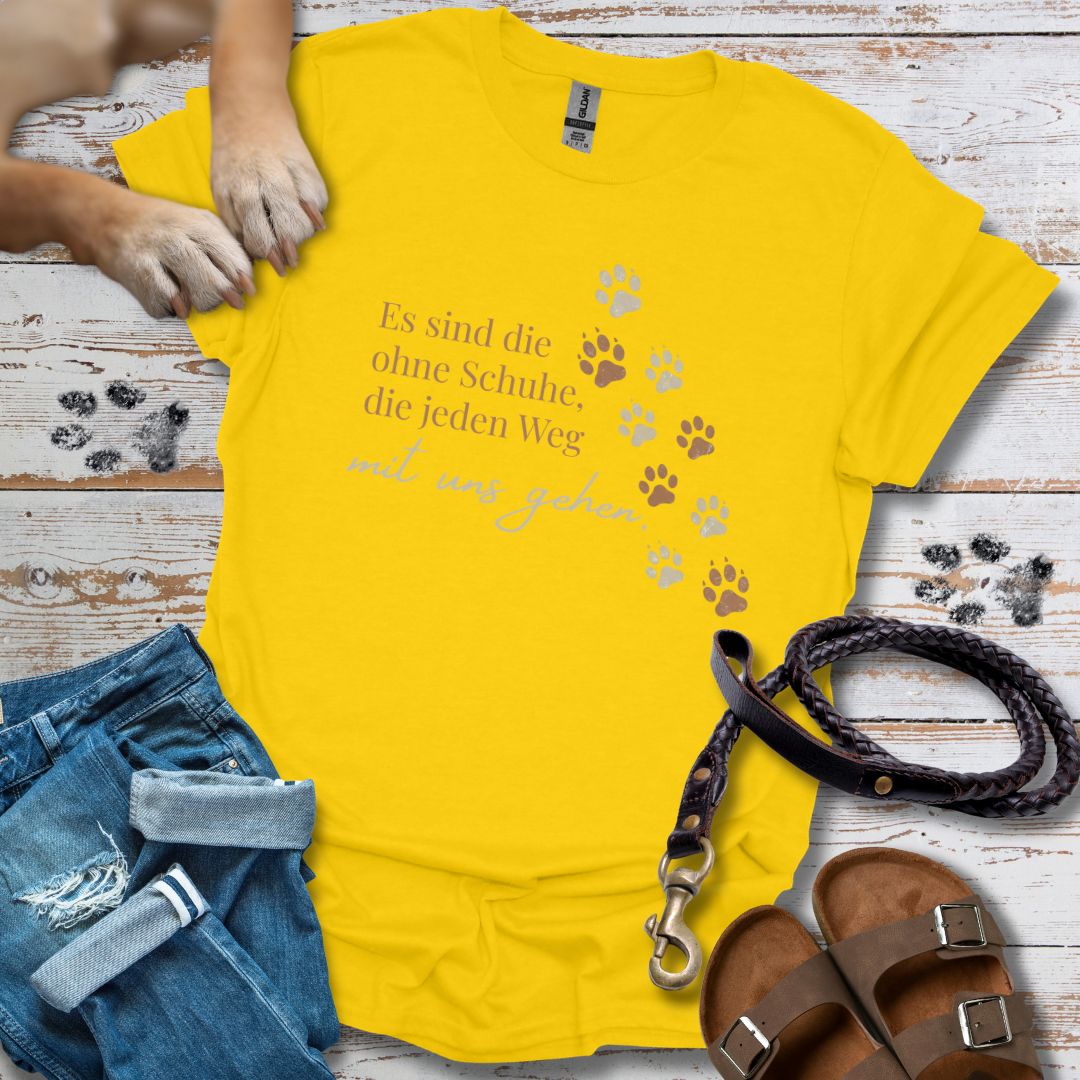 Es sind die ohne Schuhe, die jeden Weg mit uns gehen - T-Shirt Classic Fit - Bequemer Klassiker