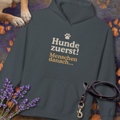 Hunde zuerst! Menschen danach... -  Unisex Modern Fit Hoodie