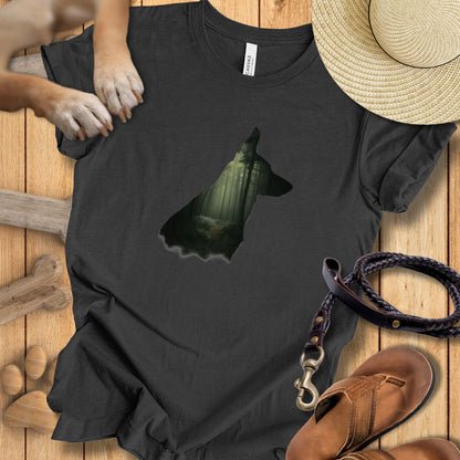 Schäferhund Silhouette mit Wald - T-Shirt Unisex Modern Fit - Weich & Leicht