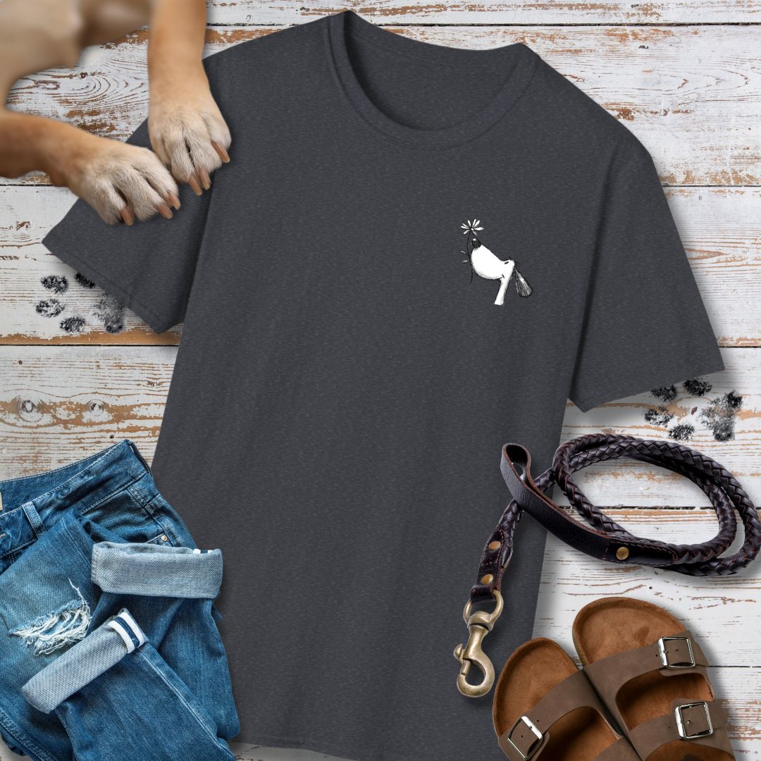 Kleiner Hund mit Blume - Vorne & Hinten - T-Shirt Unisex Classic Fit - Bequemer Klassiker