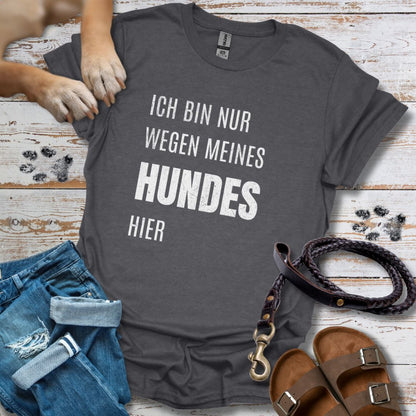 Ich bin nur wegen meines Hundes hier - T-Shirt Unisex Classic Fit - Bequemer Klassiker