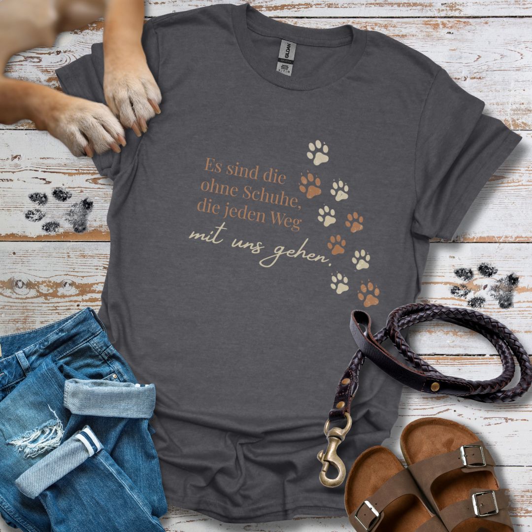 Es sind die ohne Schuhe, die jeden Weg mit uns gehen - T-Shirt Unisex Classic Fit - Bequemer Klassiker