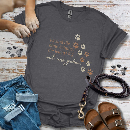 Es sind die ohne Schuhe, die jeden Weg mit uns gehen - T-Shirt Unisex Classic Fit - Bequemer Klassiker
