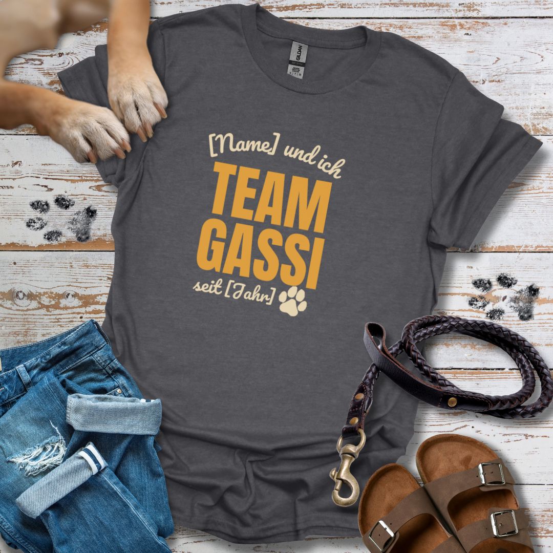 Team Gassi Personalisierbar - T-Shirt Unisex Classic Fit - Bequemer Klassiker