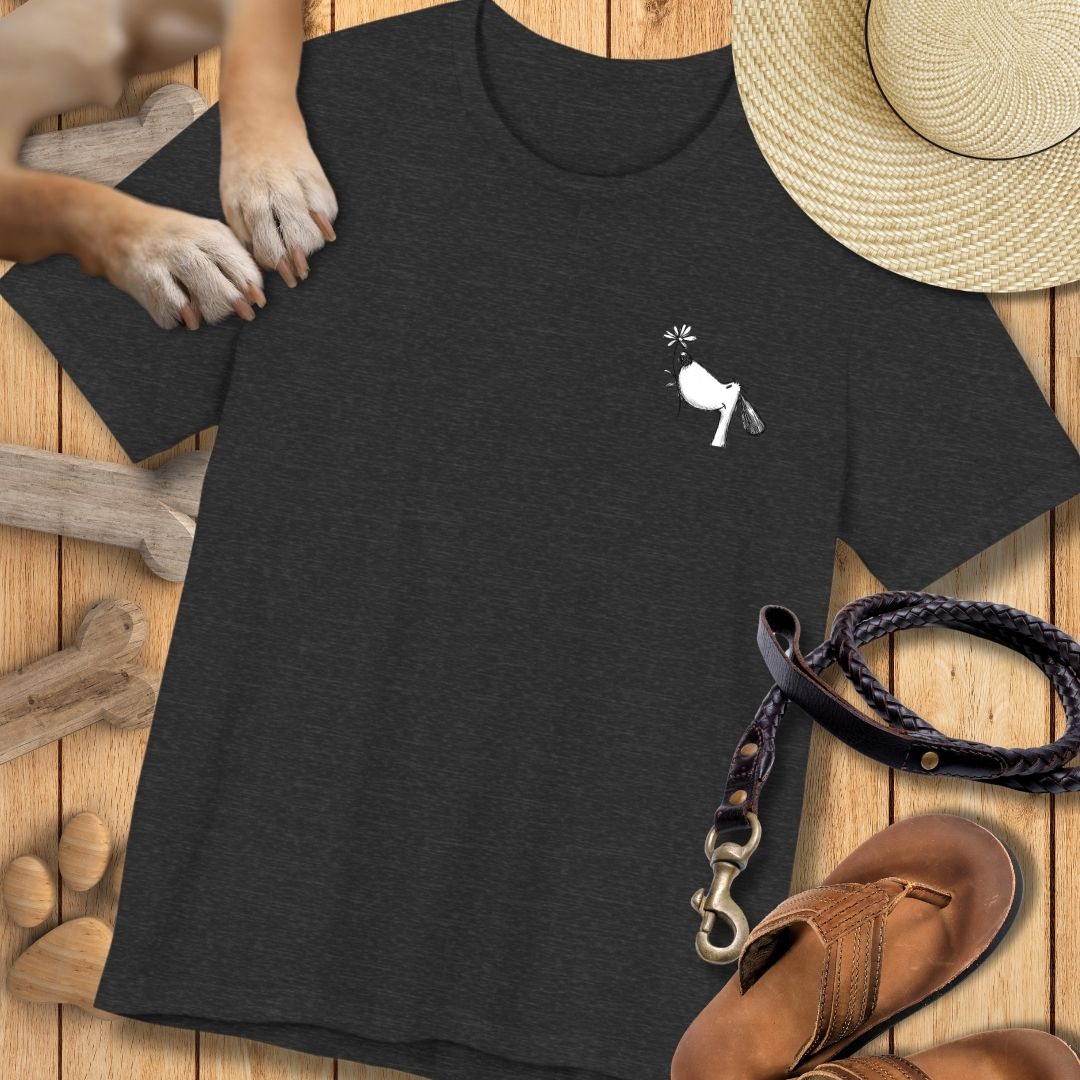 Kleiner Hund mit Blume - Vorne & Hinten - T-Shirt Unisex Modern Fit - Weich & Leicht