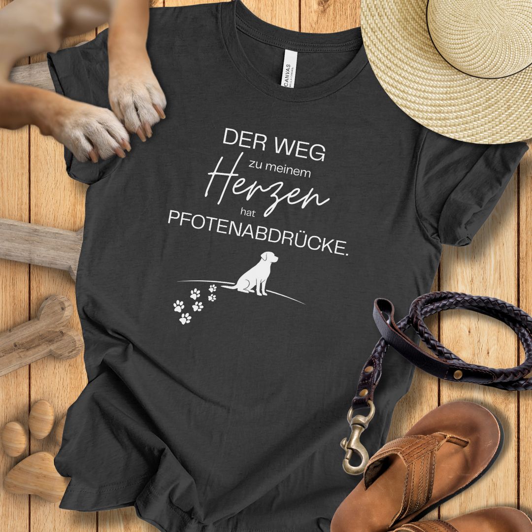 Der Weg zu meinem Herzen hat Pfotenabdrücke - T-Shirt Unisex Modern Fit - Weich & Leicht