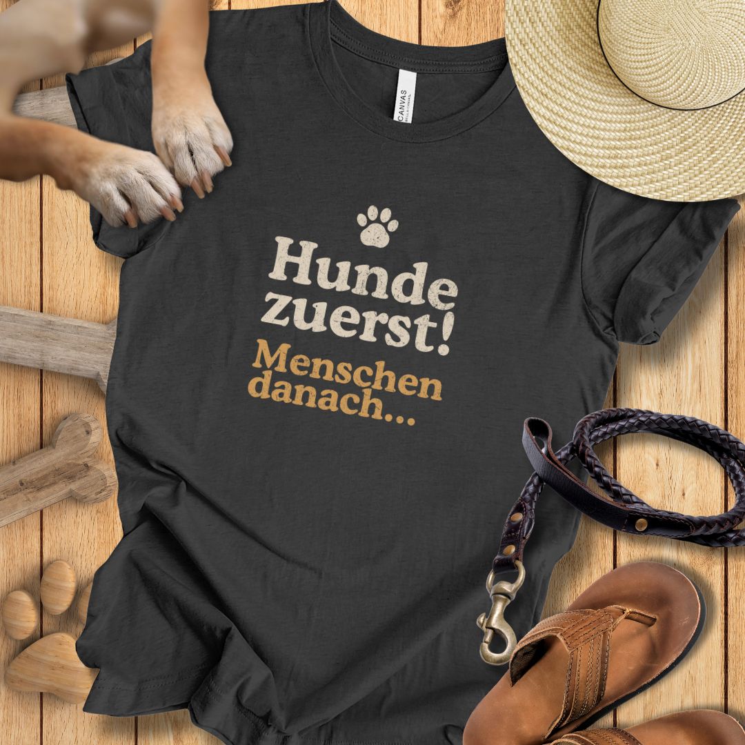 Hunde zuerst! - Menschen danach... - T-Shirt Unisex Modern Fit - Weich & Leicht