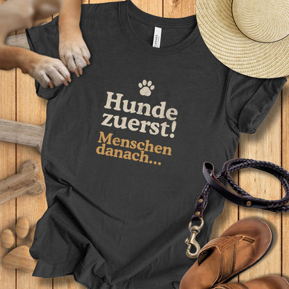 Hunde zuerst! - Menschen danach... - T-Shirt Unisex Modern Fit - Weich & Leicht