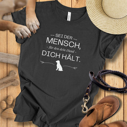 Sei der Mensch, für den dein Hund dich hält – T-Shirt Unisex Modern Fit - Weich & Leicht