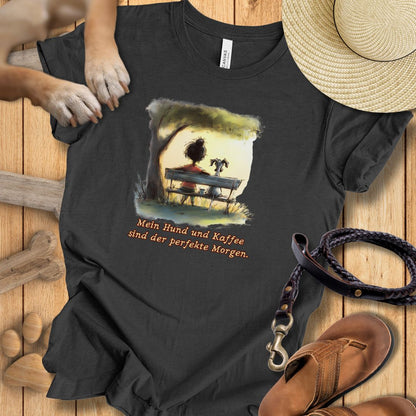 Mein Hund und Kaffee sind der perfekte Morgen - T-Shirt Unisex Modern Fit - Weich & Leicht