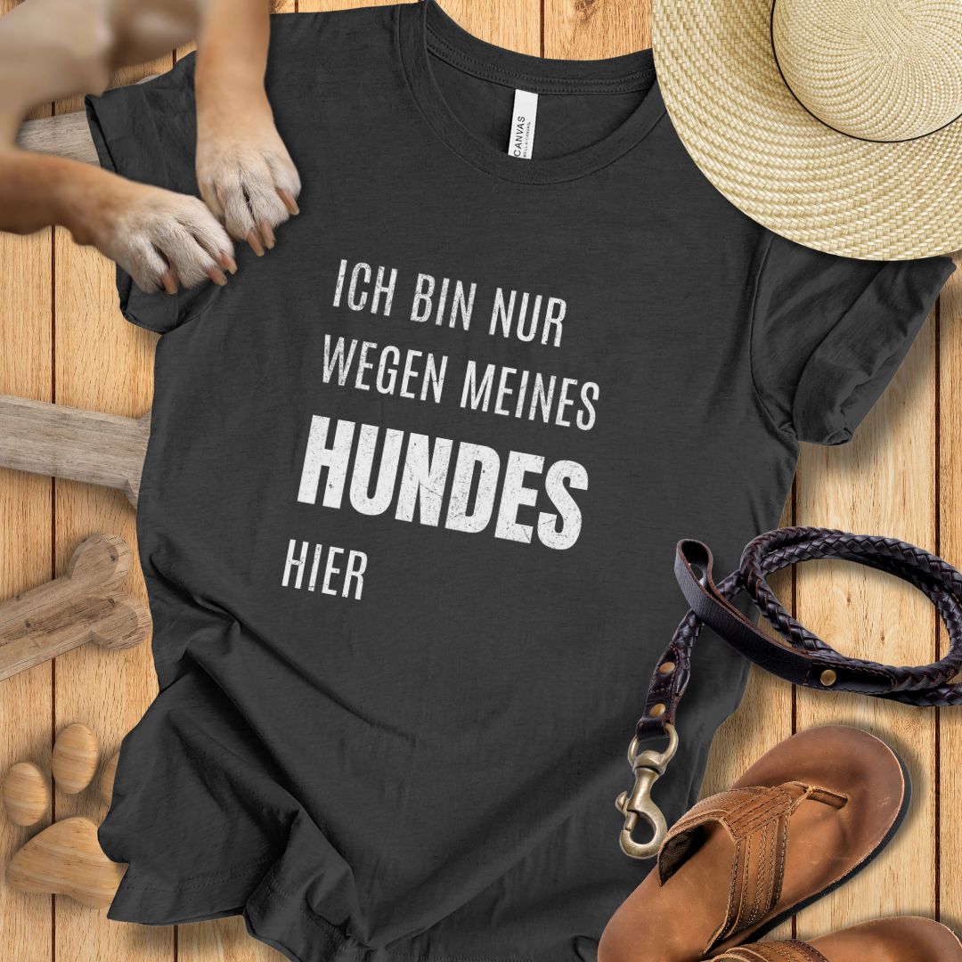 Ich bin nur wegen meines Hundes hier - T-Shirt Unisex Modern Fit - Weich & Leicht
