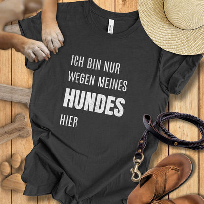 Ich bin nur wegen meines Hundes hier - T-Shirt Unisex Modern Fit - Weich & Leicht